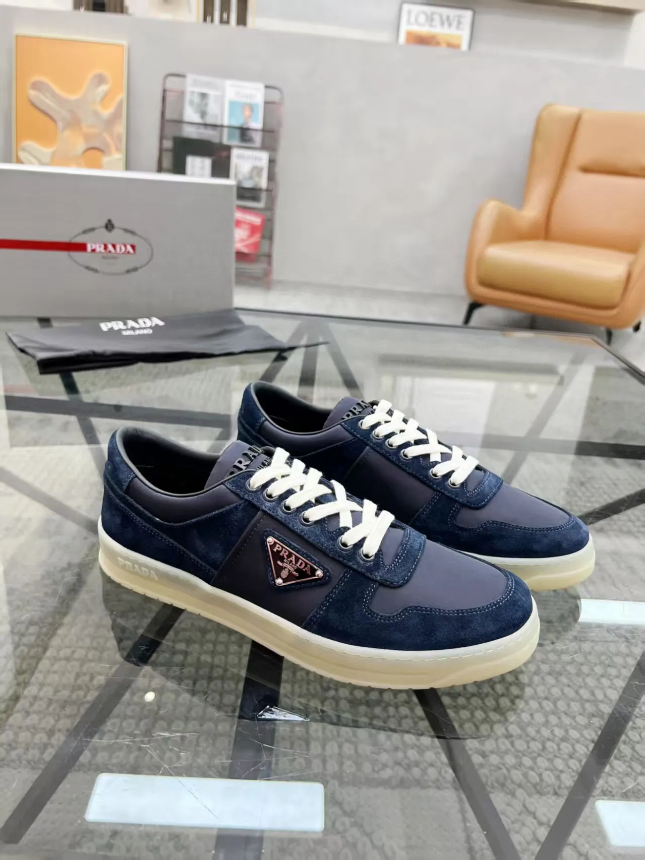 Factory price: 400💰Prada new men's leather sports shoes, the highest version on the market, any comparison is welcome🆚! The original leather has excellent texture and is super high-end! Fetal sheep net lining imported from Italy, removable pad! Luxurious materials and fine workmanship, highly recommended! Code number: 38-44, customized 45
